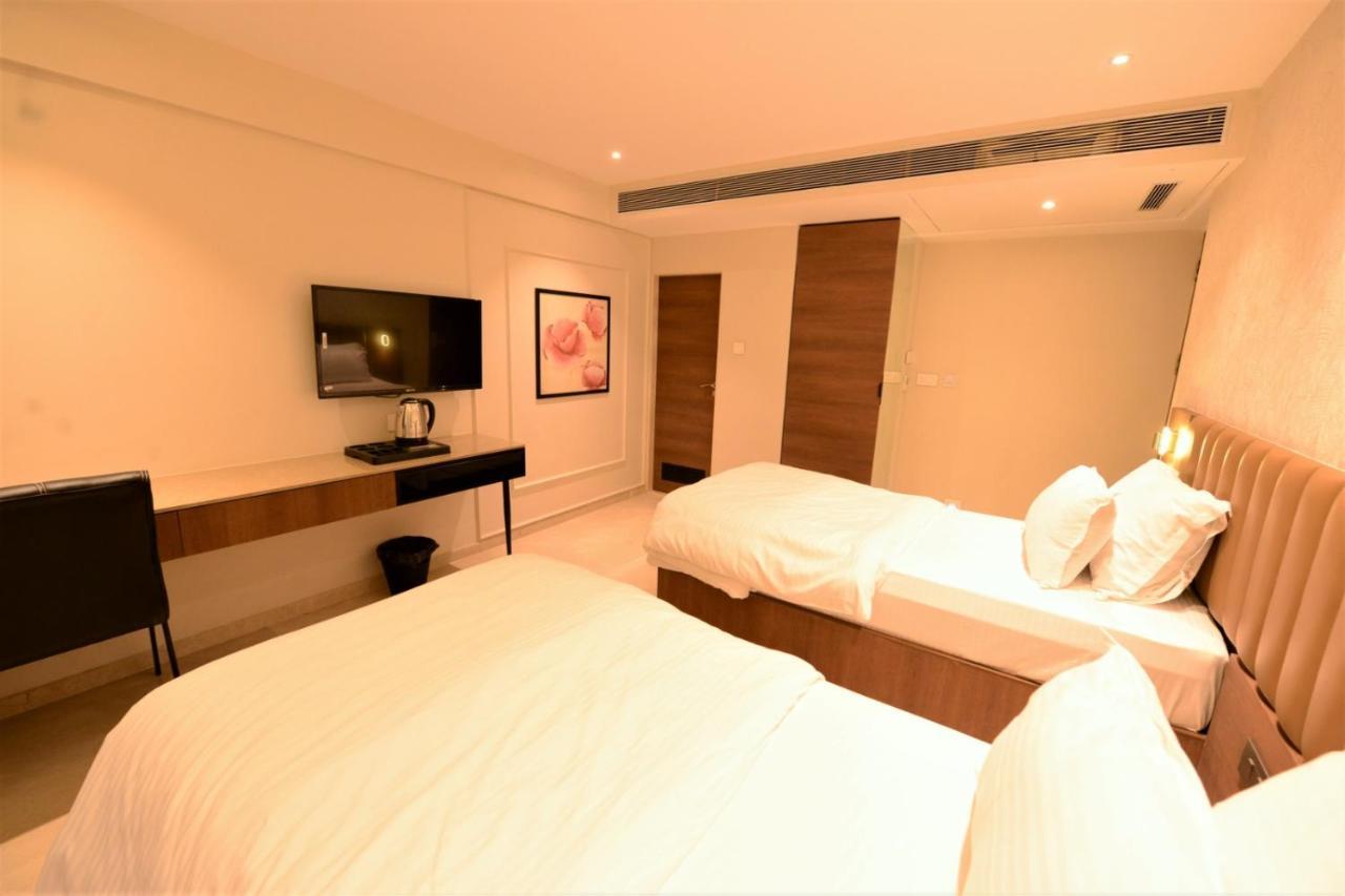 Hotel Anupam Residency Мумбаи Экстерьер фото